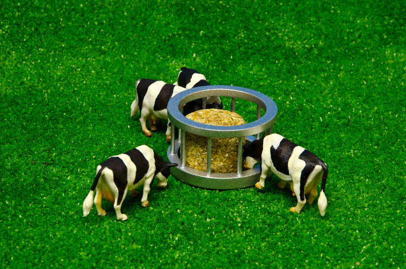 Kids Globe Cattle Feeder Set With Round Bale And Cow